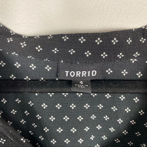 Torrid Black and White Patterned Sleeveless Blouse - Picture 4 of 6